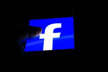 Ekranda Facebook uygulaması var. Facebook uygulaması Play store-Dhaka, Bangladeş 11 Şubat 2025.