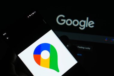 Dhaka, Bangladeş 09 Şubat 2025: Akıllı telefondaki Google haritası.