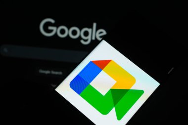 Dhaka, bangladeş 09 Şubat 2025: Google Meet web sitesinin önünde ekranda. Telefon ekranına odaklan. Değiştirilmemiş fotoğraf.