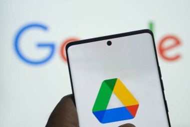 Dhaka, Bangladeş 05 Mart 2025: Google Drive Google Logo 'nun önünde ekranda. Telefon ekranına odaklan. Değiştirilmemiş fotoğraf.