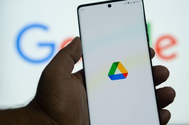 Dhaka, Bangladeş 05 Mart 2025: Google Drive Google Logo 'nun önünde ekranda. Telefon ekranına odaklan. Değiştirilmemiş fotoğraf.
