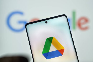 Dhaka, Bangladeş 05 Mart 2025: Google Drive Google Logo 'nun önünde ekranda. Telefon ekranına odaklan. Değiştirilmemiş fotoğraf.