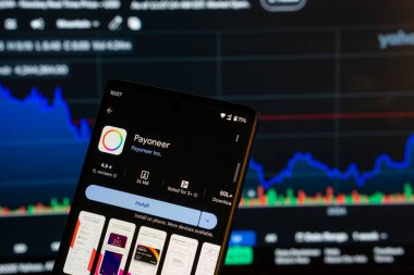 Dhaka, Bangladeş 08 Mart 2025: Akıllı telefondaki Paanyone uygulaması kurulum ekranı ve arka plandaki finans piyasası grafiği.