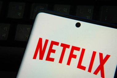 Dhaka, Bangladeş 11 Mart 2025: Netflix logosunu gösteren akıllı telefon, Amerikalı ücretli film sağlayıcısı.