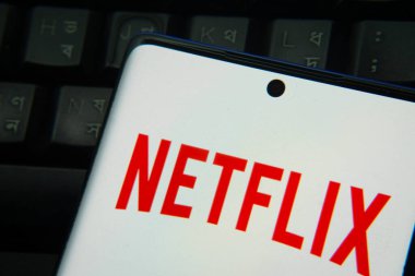 Dhaka, Bangladeş 11 Mart 2025: Netflix logosunu gösteren akıllı telefon, Amerikalı ücretli film sağlayıcısı.