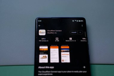 Dhaka, Bangladeş 15 Mart 2025: Bulut patlaması logosu ekranda. Cloudflare bir Amerikan içerik dağıtım ağı ve DDoS hafifletme şirketidir..