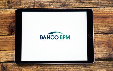 Dhaka, Bangladeş 23 Mart 2025: İtalyan Bank Banco BPM S.P.A. şirketinin iş logosunu içeren cep telefonu haritalı web sitesinin önünde ekranda.