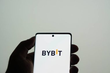 Dhaka, Bangladeş 26 Şubat 2025: Telefon ekranı görüntüsünde baybit logosu.