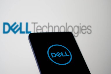 Dhaka, Bangladeş 23 Mart 2025: Amerikan teknoloji şirketi Dell Technologies Inc., business web sayfasının önünde. Telefon ekranına odaklan.
