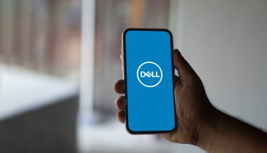 Dhaka, Bangladeş 23 Mart 2025: Amerikan teknoloji şirketi Dell Technologies Inc., business web sayfasının önünde. Telefon ekranına odaklan.