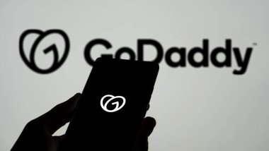Dhaka, Bangladeş 23 Mart 2025: ABD web sunucu şirketi GoDaddy Inc. 'in logosuyla akıllı telefon sahibi kişi web sitesinin önünde ekranda. Telefon ekranına odaklan.