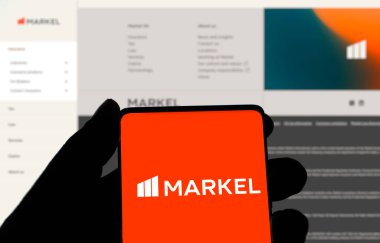 Dhaka, Bangladeş 23 Mart 2025: ABD özel sigorta şirketi Markel 'in logosuna sahip akıllı telefon.