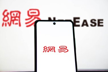 Dhaka, Bangladeş 23 Mart 2025: Cep telefonunda Çinli teknoloji şirketi NetEase Inc. 'in logosu olan kişi ekranda.