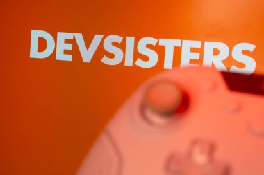 Dhaka, Bangladeş 04 Nisan 2025: Devsisters Corporation, mobil eğlence ve oyun uygulamaları üretip geliştirmeye odaklanan Güney Kore merkezli bir şirkettir..