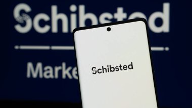 Dhaka, Bangladeş 19 Nisan 2025: Norveçli firma Schibsted Media Group 'un logosunun yer aldığı cep telefonu işletme web sitesinin önünde ekranda.