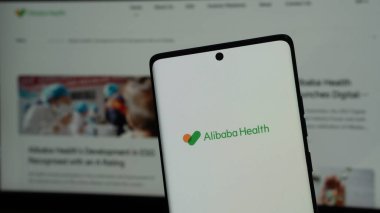 Dhaka, Bangladeş 18 Nisan 2025: Alibaba Sağlık logosu akıllı telefonda sergileniyor.