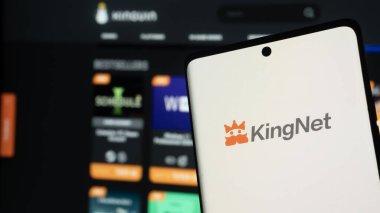 Dhaka, Bangladeş 19 Nisan 2025: KingNet Uygulaması Arkaplanda Web Sitesi Arayüzü ile Smartphone Screen 'de gösterildi.