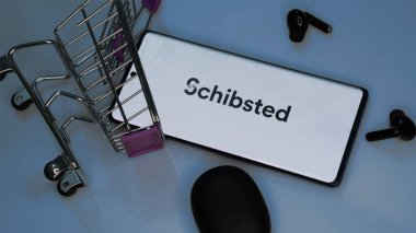 Dhaka, Bangladeş 19 Nisan 2025: Norveçli firma Schibsted Media Group 'un logosunun yer aldığı cep telefonu işletme web sitesinin önünde ekranda.
