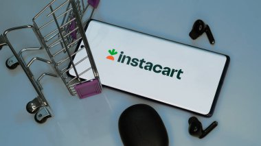 Dhaka, Bangladeş 19 Nisan 2025: ABD 'li perakende şirketi Maplebear Inc' in web sayfası ile cep telefonu tutan kişi logo ile ekranda..