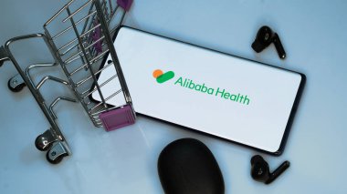 Dhaka, Bangladeş 18 Nisan 2025: Alibaba Sağlık logosu akıllı telefonda sergileniyor.