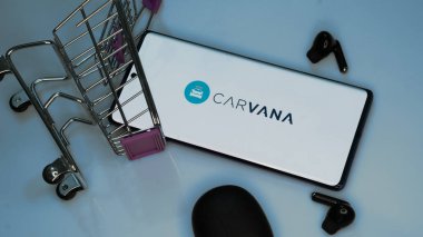 Dhaka, Bangladeş 18 Nisan 2025: Carvana şirket logosu cep telefonunda sergilendi.