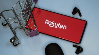 Dhaka, Bangladeş 19 Nisan 2025: Rakuten Group Japon elektronik ticaret ve çevrimiçi perakende satış şirketidir. Rakuten logosunun arka planında paketler olan alışveriş arabası..