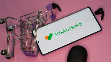 Dhaka, Bangladeş 18 Nisan 2025: Alibaba Sağlık logosu akıllı telefonda sergileniyor.