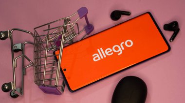 Dhaka, Bangladeş 19 Nisan 2025: Allegro logosu, renkli bir geçmişe sahip online bir alışveriş platformu. Polonya 'da online alışveriş.