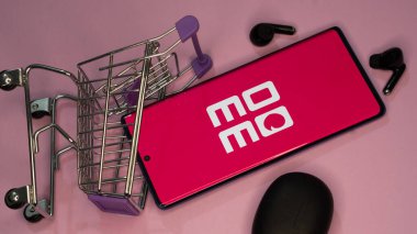 Dhaka, Bangladeş 19 Nisan 2025: Momo.com Inc. TV ve radyo prodüksiyonu, radyo ve TV program dağıtımı, radyo ve TV reklamcılığı, dergi basımı ve Tayvan ve uluslararası alanda perakende satış şirketleri ile ilgilenmektedir..