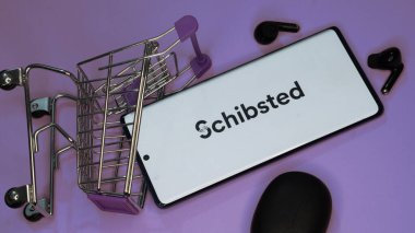 Dhaka, Bangladeş 19 Nisan 2025: Norveçli firma Schibsted Media Group 'un logosunun yer aldığı cep telefonu işletme web sitesinin önünde ekranda.