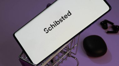 Dhaka, Bangladeş 19 Nisan 2025: Norveçli firma Schibsted Media Group 'un logosunun yer aldığı cep telefonu işletme web sitesinin önünde ekranda.