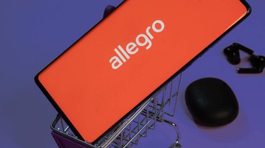 Dhaka, Bangladeş 19 Nisan 2025: Allegro logosu, renkli bir geçmişe sahip online bir alışveriş platformu. Polonya 'da online alışveriş.