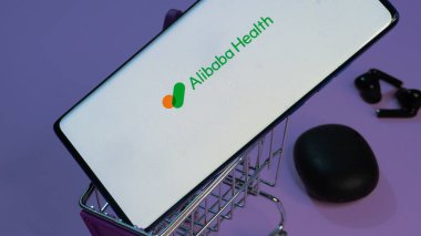 Dhaka, Bangladeş 18 Nisan 2025: Alibaba Sağlık logosu akıllı telefonda sergileniyor.