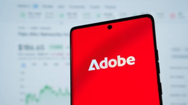 Dhaka, Bangladeş, 02 Mayıs 2025: Adobe logosu akıllı telefondan görüntülendi.