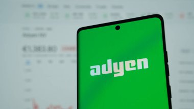 Dhaka, Bangladeş 01 Mayıs 2025: Hollandalı ödeme şirketi Adyen NV iş sayfasının önünde ekranda. Telefon ekranına odaklan. Değiştirilmemiş fotoğraf.