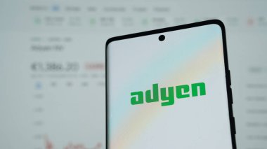 Dhaka, Bangladeş 01 Mayıs 2025: Hollandalı ödeme şirketi Adyen NV iş sayfasının önünde ekranda. Telefon ekranına odaklan. Değiştirilmemiş fotoğraf.