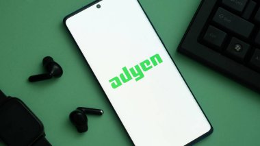 Dhaka, Bangladeş 01 Mayıs 2025: Hollandalı ödeme şirketi Adyen NV iş sayfasının önünde ekranda. Telefon ekranına odaklan. Değiştirilmemiş fotoğraf.