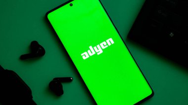 Dhaka, Bangladeş 01 Mayıs 2025: Hollandalı ödeme şirketi Adyen NV iş sayfasının önünde ekranda. Telefon ekranına odaklan. Değiştirilmemiş fotoğraf.
