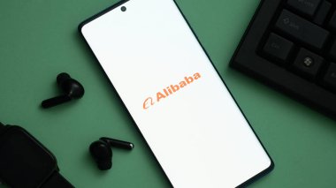 Dhaka, Bangladeş 01 Mayıs 2025: Alibaba logosu akıllı telefondan gösterildi.