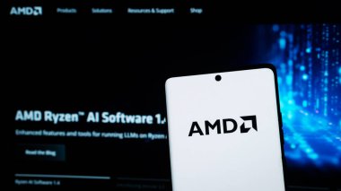 Dhaka, Bangladeş 01 Mayıs 2025: Telefon ekranında Gelişmiş Mikro Aygıtlar (AMD) logosu .