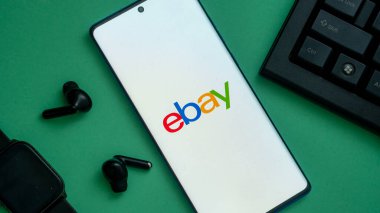 Dhaka, Bangladeş 05 Mayıs 2025: Ebay logosunu gösteren akıllı telefon. Ebay dünyanın en büyük alışveriş galerilerinden biri haline geldi..
