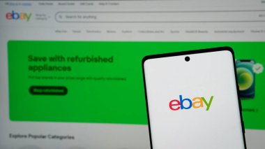 Dhaka, Bangladeş 05 Mayıs 2025: Ebay logosunu gösteren akıllı telefon. Ebay dünyanın en büyük alışveriş galerilerinden biri haline geldi..