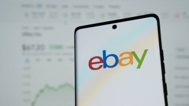 Dhaka, Bangladeş 05 Mayıs 2025: Ebay logosunu gösteren akıllı telefon. Ebay dünyanın en büyük alışveriş galerilerinden biri haline geldi..