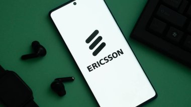 Dhaka, Bangladeş 05 Mayıs 2025: Ericsson logosu modern bir akıllı telefonda sergilendi.