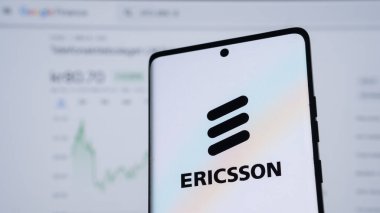 Dhaka, Bangladeş 05 Mayıs 2025: Ericsson logosu modern bir akıllı telefonda sergilendi.
