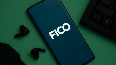 Dhaka, Bangladeş 05 Mayıs 2025: ABD 'li analitik şirketi Fair Isaac Corporation (FICO) logo ile ekranda. Telefon ekranının merkezine odaklan.