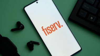 Dhaka, Bangladeş 05 Mayıs 2025: Fiserv şirket logosu cep telefonunda sergilendi.