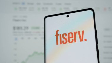 Dhaka, Bangladeş 05 Mayıs 2025: Fiserv şirket logosu cep telefonunda sergilendi.
