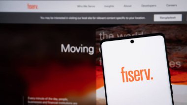 Dhaka, Bangladeş 05 Mayıs 2025: Fiserv şirket logosu cep telefonunda sergilendi.