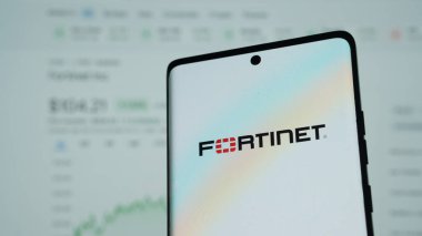 Dhaka, Bangladeş 05 Mayıs 2025: Fortinet Inc. logonun önünde ekranda. Telefon ekranının merkezine odaklan.